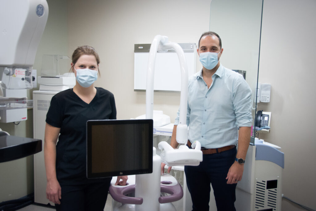 Text Box: Myriam Lévesque (Technologue en imagerie diagnostique) et Dr Denis Thériault (chef de département local d’imagerie diagnostique de la Zone Acadie-Bathurst) posent fièrement avec l’appareil d’échographie automatisé pour l’échographie des seins.